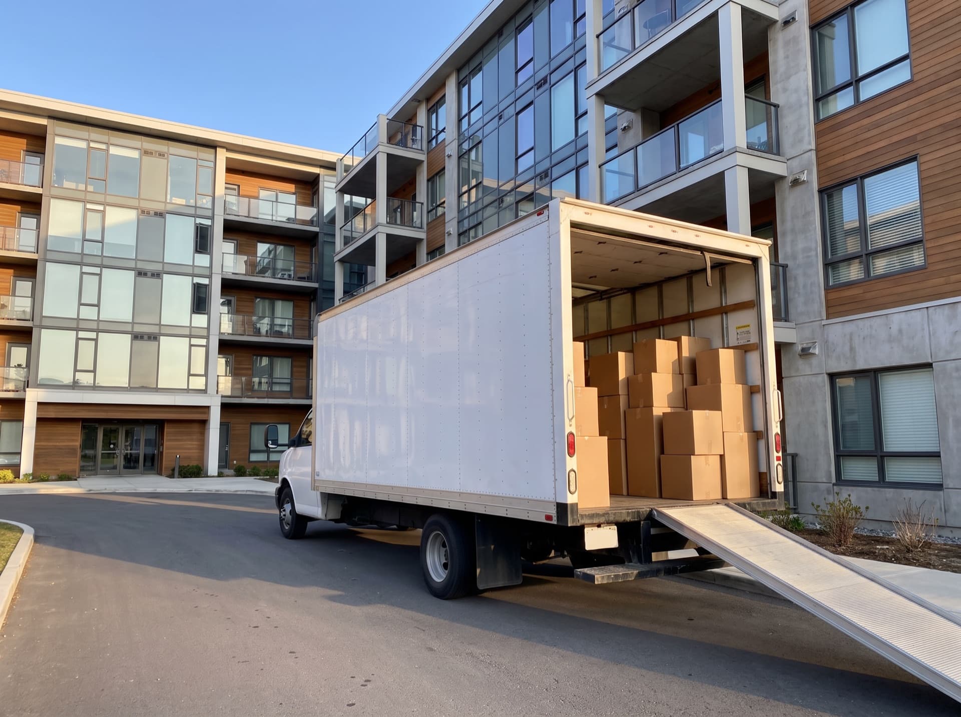 Umzugswagen vor einem Wohnhaus